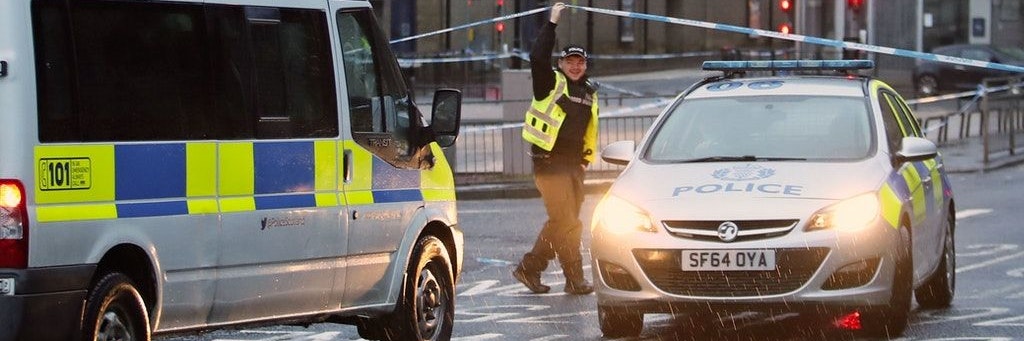 Die Polizei sperrt in Kilmarnock die Umgebung eines Krankenhauses ab.