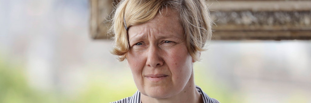 Anwältin Viviane Fischer alias Hutmacherin Rike Feurstein bei einer Pressekonferenz der Stiftung Corona-Ausschuss im Juli.