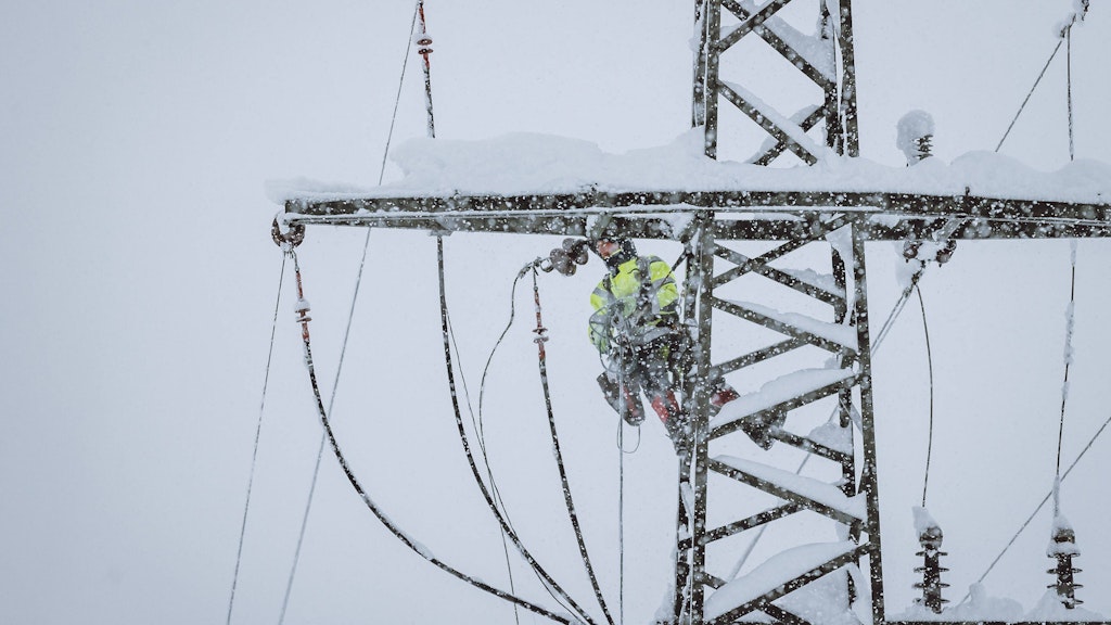 Stromleitungen können unter den Schneemassen reißen. 
