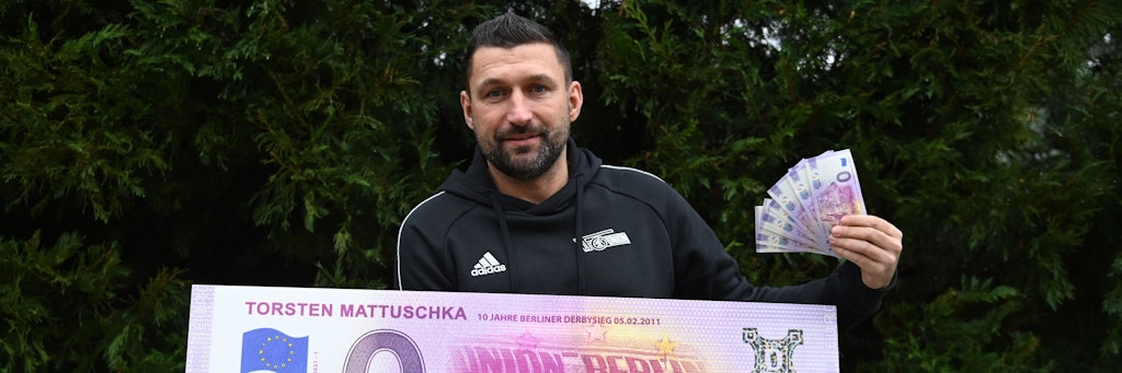 Tursche mit den Null-Euro-Gedenkscheinen.