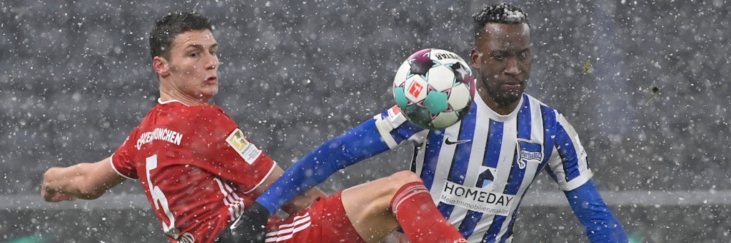 Lukebakio (r.) im Zweikampf mit Bayerns Parvard.
