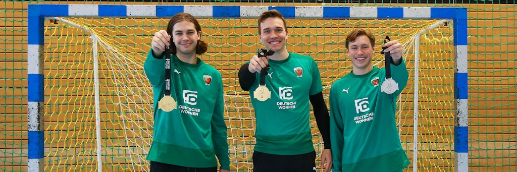 Zweimal Gold, einmal Silber: Die dänischen Fuchs-Weltmeister Jacob Holm, Lasse Andersson und der im Finale unterlegene Schwede Valter Chrintz (v. l.) zeigen ihre WM-Medaillen.
