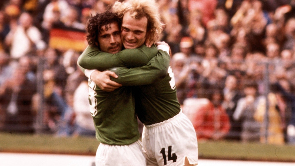 Gerd Müller li. und Uli Hoeneß jubeln im Trikot der deutschen Nationalmannschaft.