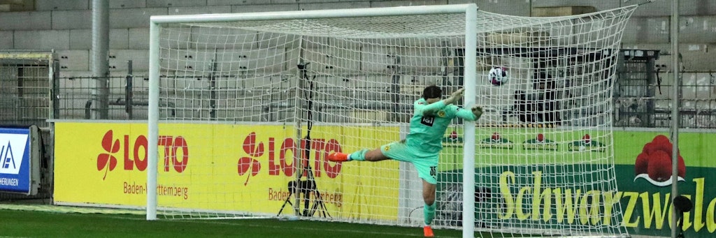 Und schwups! BVB-Keeper Marwin Hitz sorgt für den Spieltags-Witz, greift beim 0:2 in Freiburg gehörig daneben. 