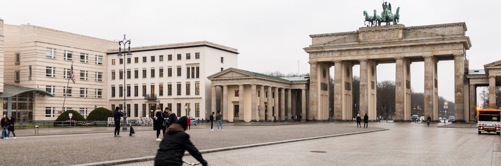 Kaum Menschen sind am Brandenburger Tor. Das liegt auch am noch immer geltenden Lockdown.