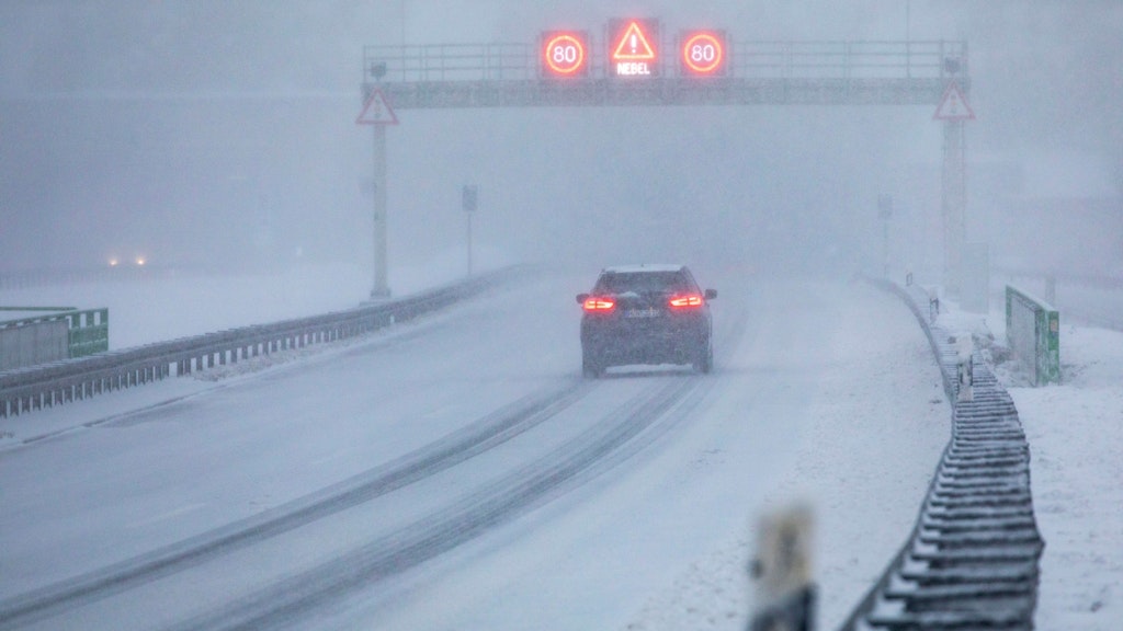 Auf der A71 bei Zella-Mehlis verursachten die Schnee-Massen nicht nur Glätte, sondern behinderten auch die Sicht.