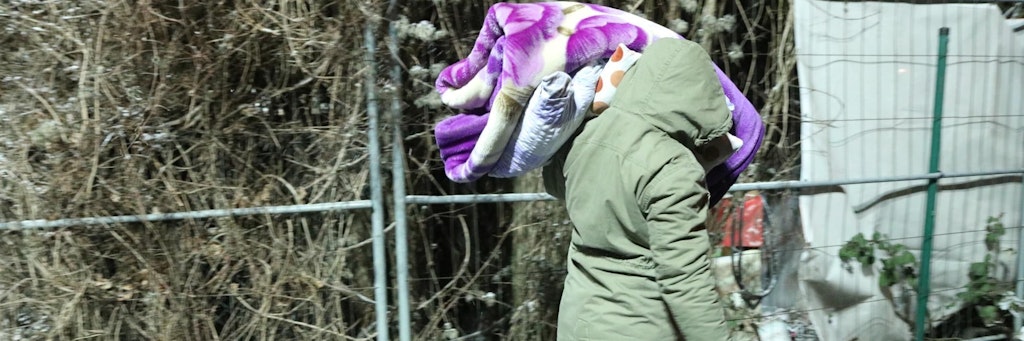 Das Obdachlosen-Camp an der Rummelsburger Bucht wurde geräumt. Eine Frau trägt eine Decke.