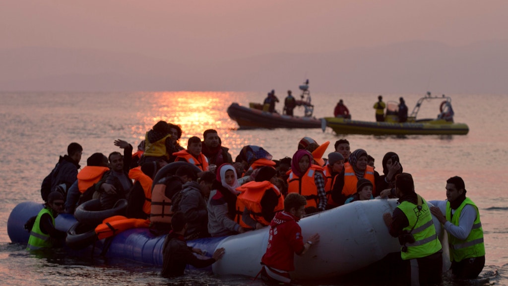 Flüchtlinge aus Syrien erreichen Griechenland – Frontex soll solche Migranten-Boote in die Türkei zurückgedrängt haben.