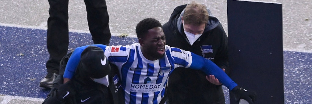 Jordan Torunarigha schreit vor Schmerzen. Der Verteidiger war mit Bayern Sane zusammengekracht.