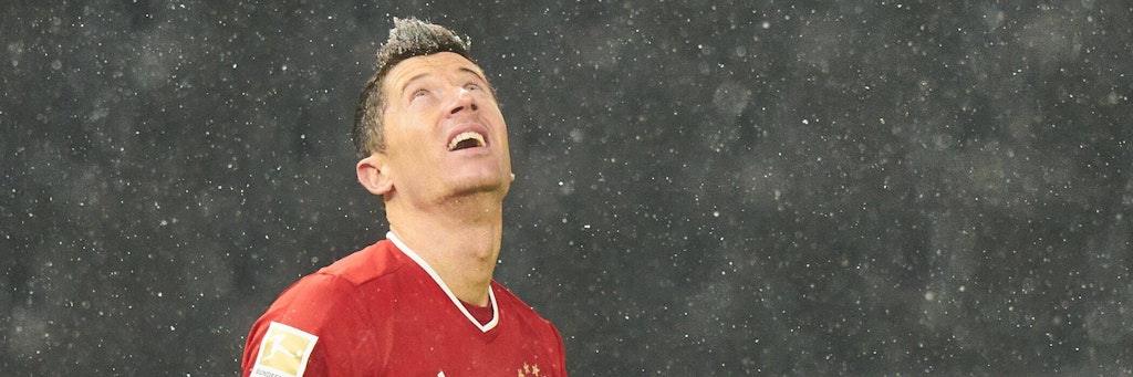 Kein Flieger am Himmel: Robert Lewandowski und Co. mussten bis zum Samstagmorgen auf ihren Flug nach Doha warten.