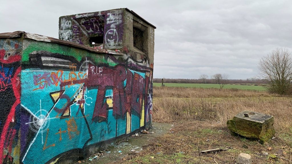 Der Bunker – kurz vor dem Schneefall fotografiert – steht erhöht in der Wartenberger Feldmark.