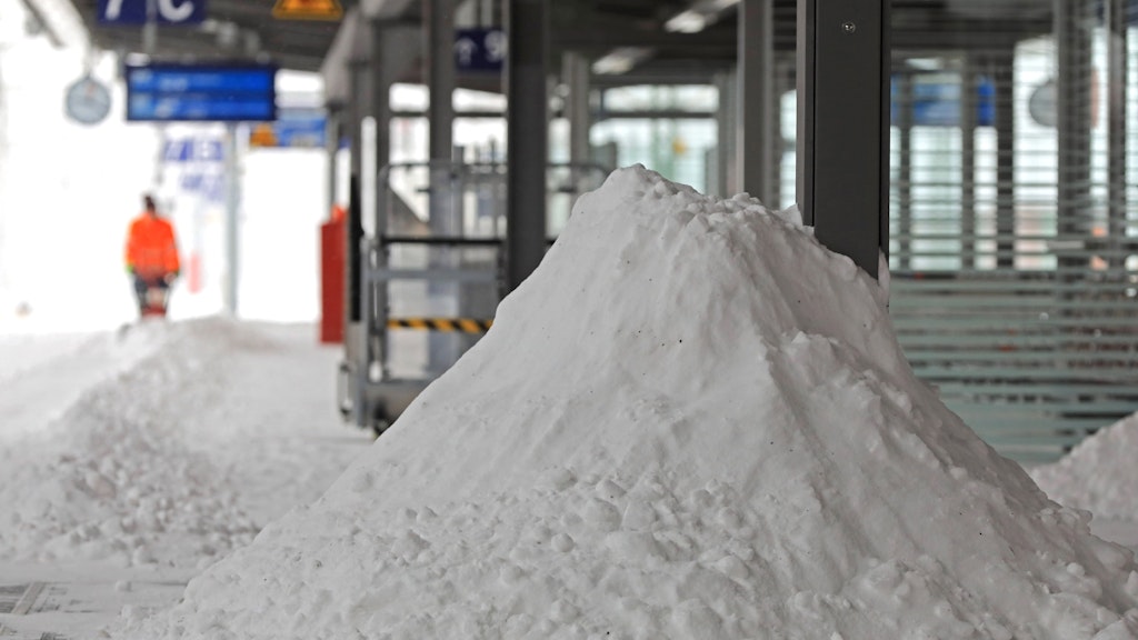 Schnee türmt sich am Hauptbahnhof in Magedeburg. 