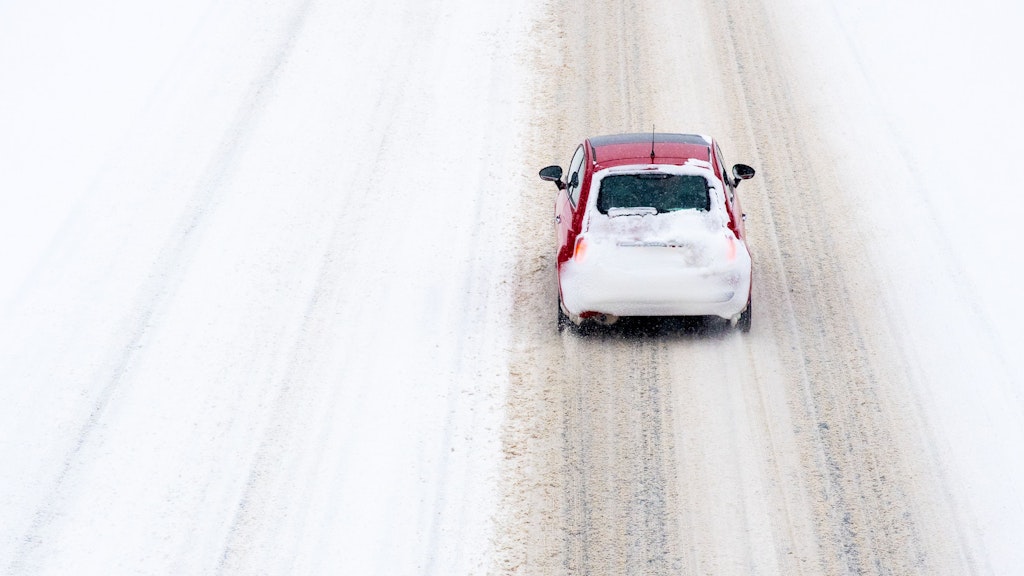 Die völlig verschneite Autobahn 2 bei Hannover-Bothfeld. 
