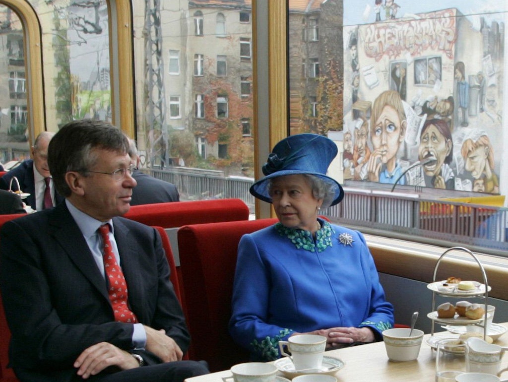 Teatime mit Queen: 2004 wurde Königin Elisabeth II. mit dem Panoramazug durch Berlin kutschiert. An ihrer Seite der damalige britische Botschafter Peter Torry.
