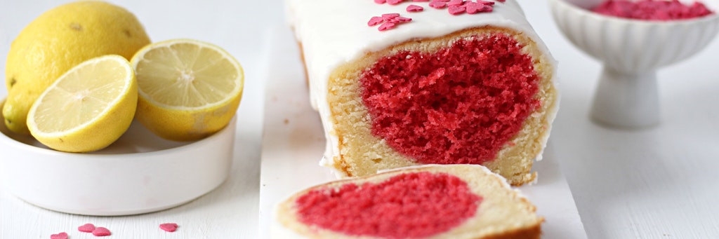 Der Clou am Valentinstags-Zitronenkuchen ist das eingebackene Herz. 