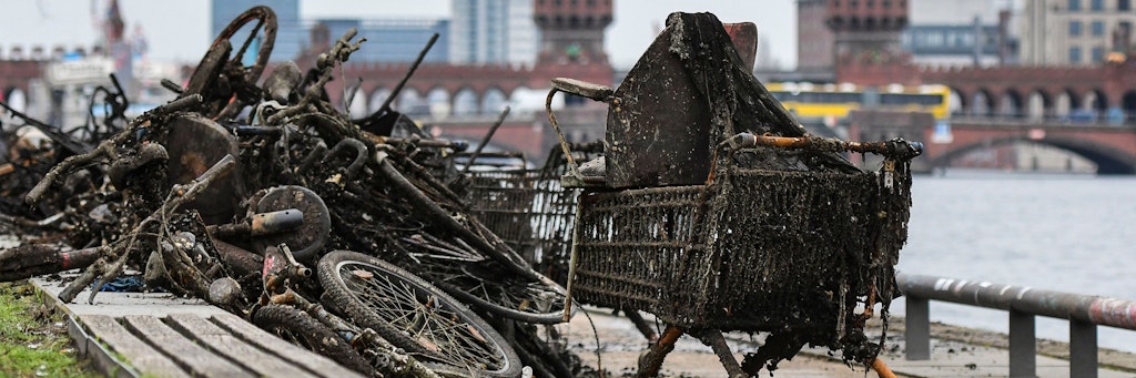 Die Räder, die aus der Spree geborgen werden, sind oft völlig verrostet und mit Schlamm verkrustet.<br>