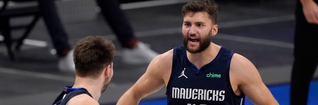 Maxi Kleber jubelt mit Team-Kollege Luka Doncic.
