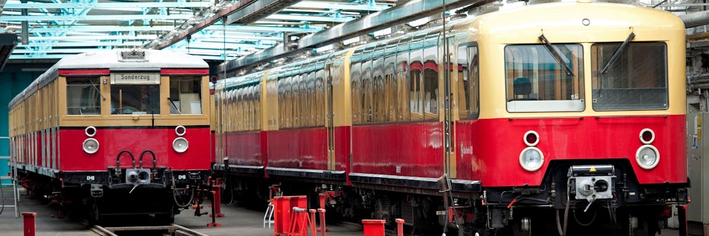 Der Panoramazug mit seinen hochgezogenen, gebogenen Seitenscheiben ist in einer Triebwagenhalle in Erkner abgestellt.