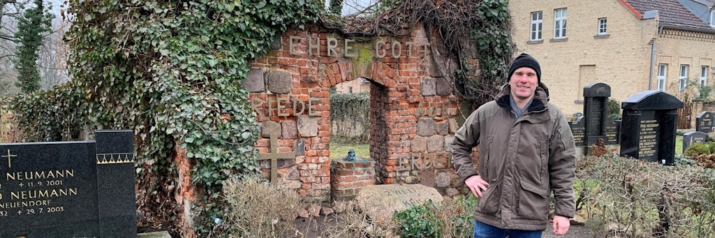 Der Malchower Henning Frenzel an den Überbleibseln der Malchower Dorfkirche, die inmitten des Friedhofs stand.