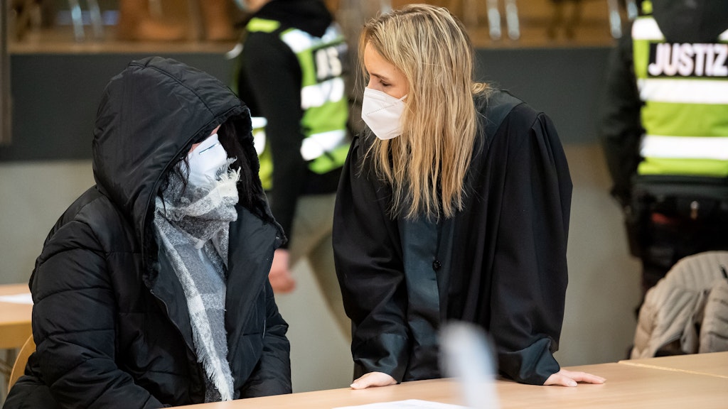 Eine Angeklagte spricht vor Prozessbeginn in der Stadthalle Verden mit ihrer Anwältin Daniela Post. 