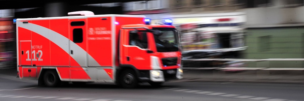 Ein Schlaganfall-Mobil der Feuerwehr im Einsatz. Es kostet über eine Million Euro und wiegt rund acht Tonnen, weil der Behandlungsraum wegen des Strahlenschutzes mit Blei ausgekleidet ist.
