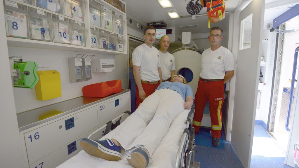 Im STEMO kann der Kopf des Patienten schnell im Computertomographen durchleuchtet werden, um gegebenenfalls sofort einen Schlaganfall zu erkennen.<br>