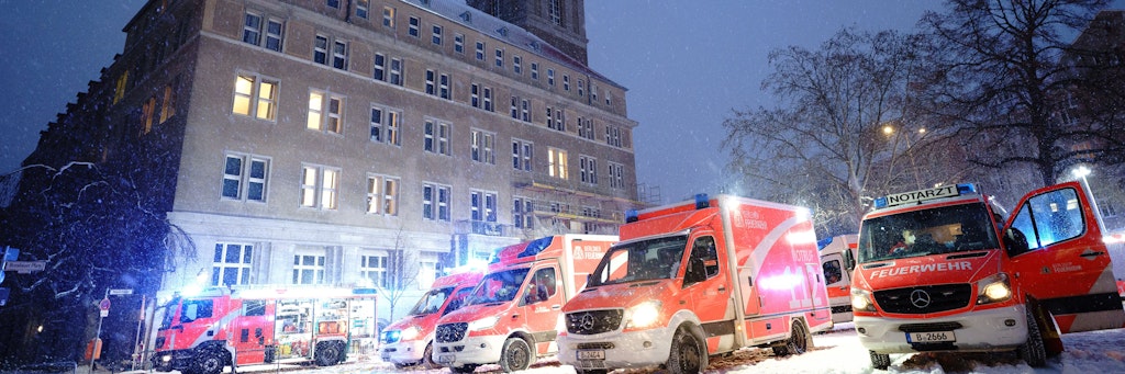 Rettungswagen stehen vor der Flüchtlingsunterkunft im alten Rathaus Friedenau.