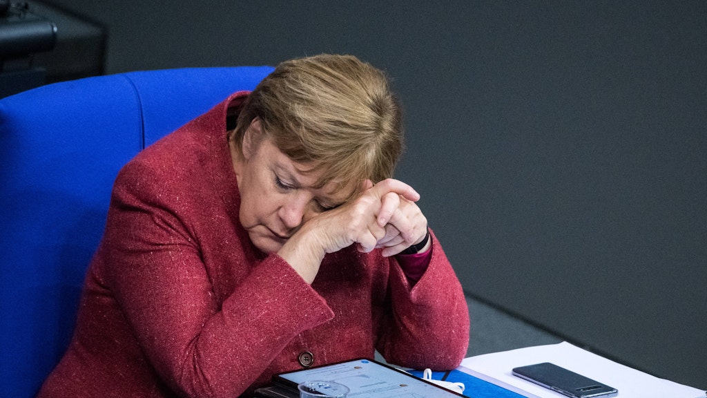 Und wieder droht eine stundenlange Sitzung: Bundeskanzlerin Angela Merkel (CDU) ist die Anstrengung immer wieder anzumerken.