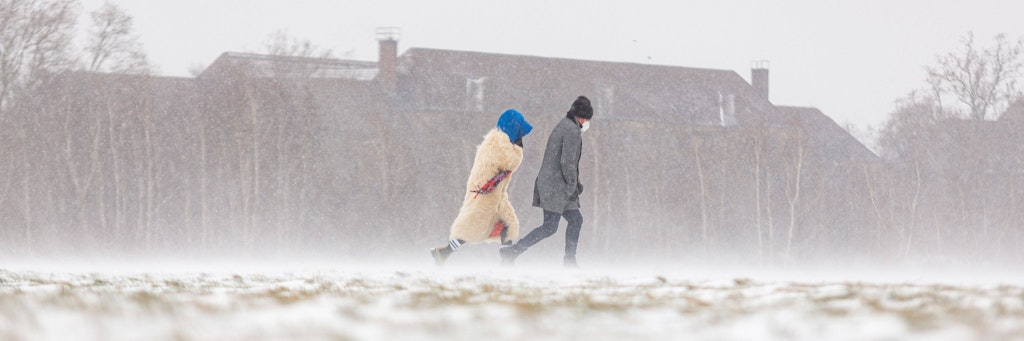 Auch in Berlin ist es kalt: Spaziergänger auf dem Tempelhofer Feld.