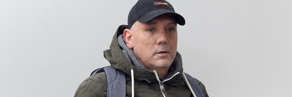 Altenpfleger René A. wartet auf dem Sozialamt. Er findet keine bezahlbare Wohnung in Berlin und lebt seit mehr als zwei Jahren auf der Couch bei Freunden und Familie.