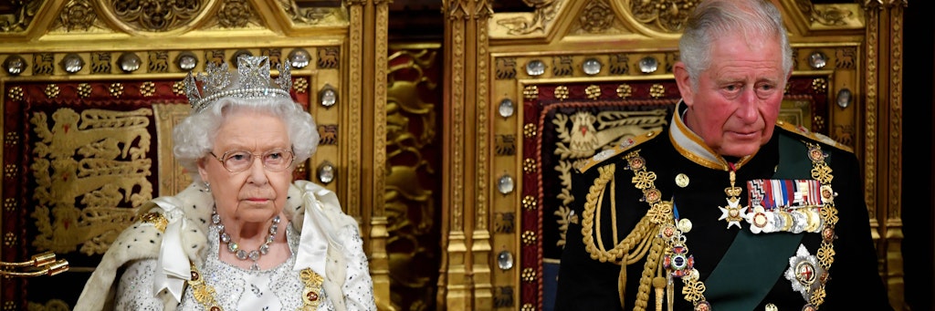 Queen Elizabeth mit ihrem ältesten Sohn Charles.