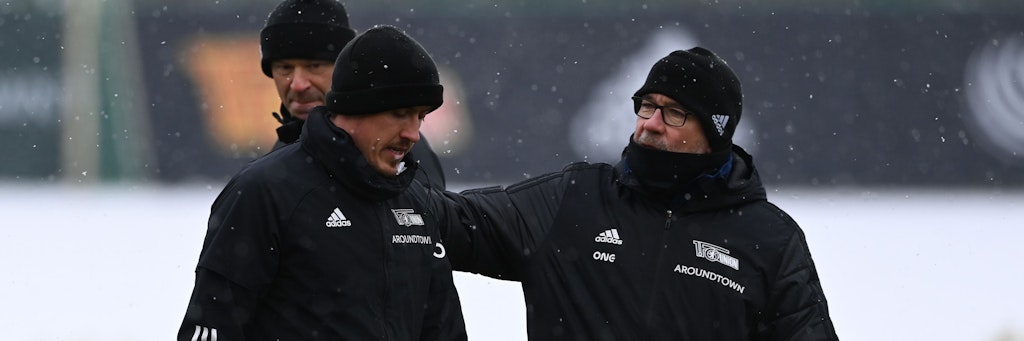 Du schaffst das Max: Unions Trainer Urs Fischer im Gespräch mit seinem Spielmacher.
