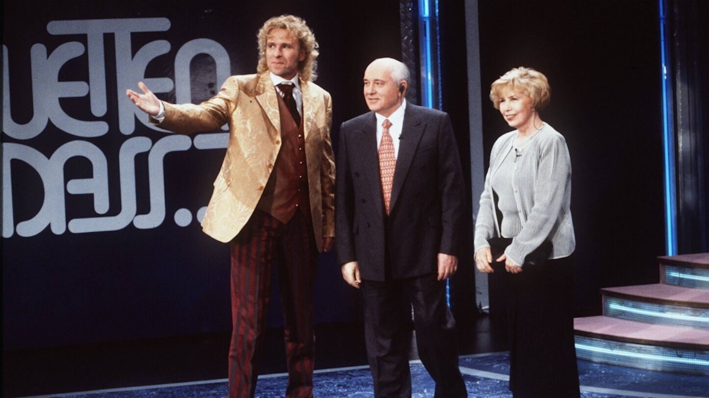 Hoher Besuch in den Studios: Moderator Thomas Gottschalk mit Michail und Raissa Gorbatschow am 1. Dezember 1996. 