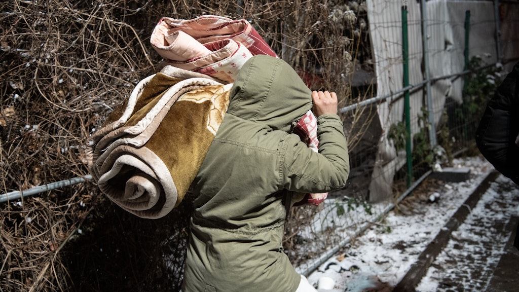 Ein Bewohner des Obdachlosencamps verlässt das Camp in der Rummelsburger Bucht. Aufgrund der Wetterentwicklung hatte sich der Bezirk Lichtenberg für die Räumung entschieden. 