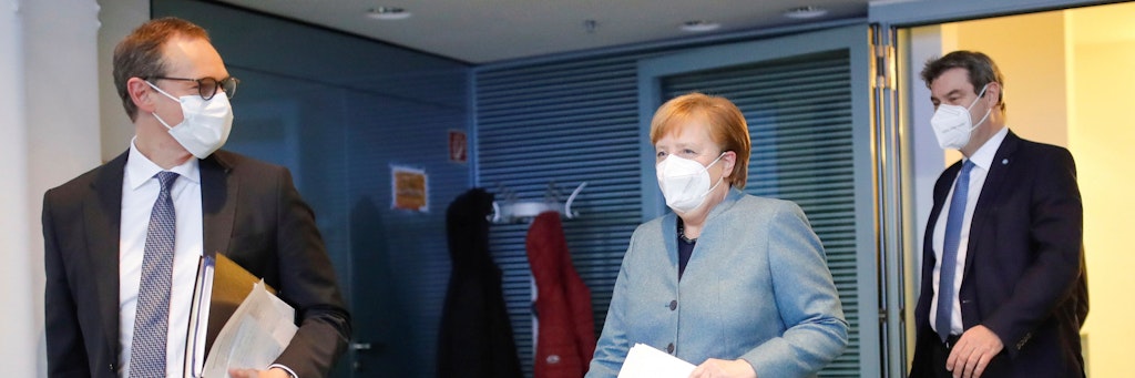 Bundeskanzlerin Angela Merkel (CDU) mit Michael Müller (SPD, links), Regierender Bürgermeister von Berlin und dem bayerischen CSU-Ministerpräsident Markus Söder
