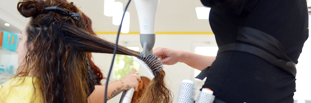 Dürfen Friseure bald wieder arbeiten? 