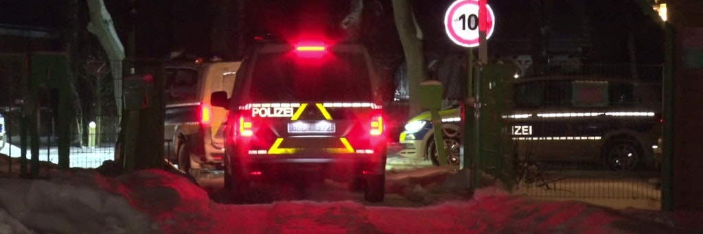 Polizeifahrzeuge an dem Ort, wo das Kind ausgesetzt wurde.