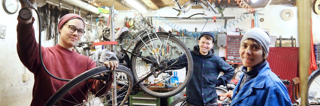 Viel zu tun in der Werkstatt. Anne (l.), Charlie (M.) und Mishiko vom Kollektiv Fahrrad-Kultouren in Kreuzberg.