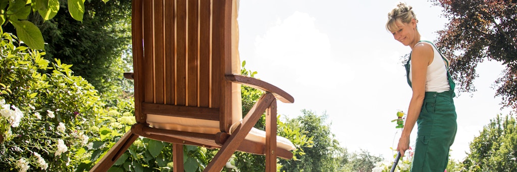 Vor dem Relaxen auf der Terrasse kommt das Saubermachen. 
