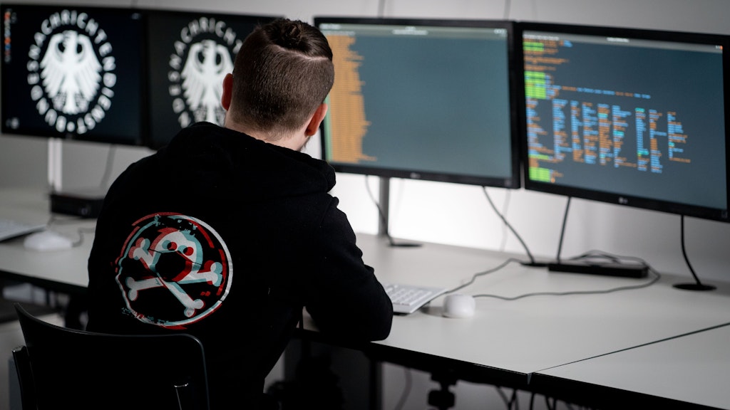 „Lukas“, der Hacker, außer der Reihe nicht am geheimen Arbeitsplatz, sondern in der BND-Zentrale.