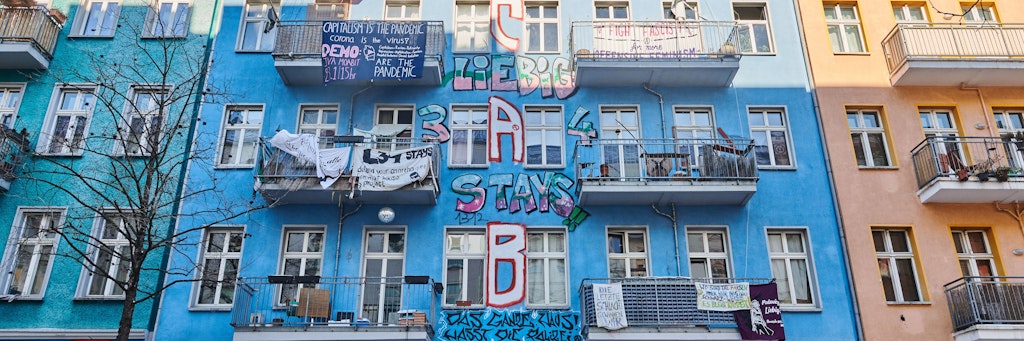 Das Haus Rigaer Straße 94 in Friedrichshain ist eine Hochburg der europaweiten linksextremistischen Szene. Der Konflikt darum schwelt seit vielen Jahren.
