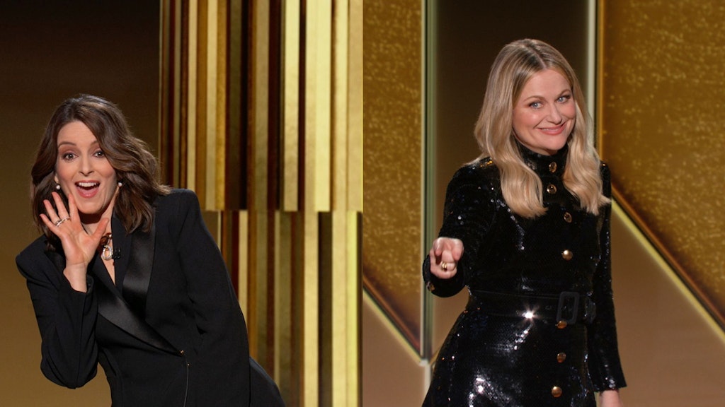 Die Moderatorinnen Tina Fey (l.), die aus New York zugeschaltet war und Amy Poehler aus Beverly Hills als Gastgeberinnen der Verleihung. Die 78. Verleihung der Globe-Trophäen findet wegen der Corona-Pandemie weitgehend virtuell statt. 