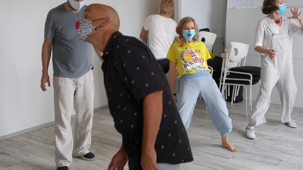 Bei einem Workshop lernen die Clowns, mit Maske zu spielen.