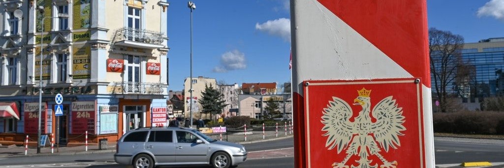 Ein Grenzpfeiler in den Nationalfarben Polens steht nahe dem Grenzübergang.