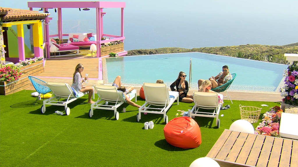 Die „Love Island“-Singles am Infinity-Pool der neuen Villa.