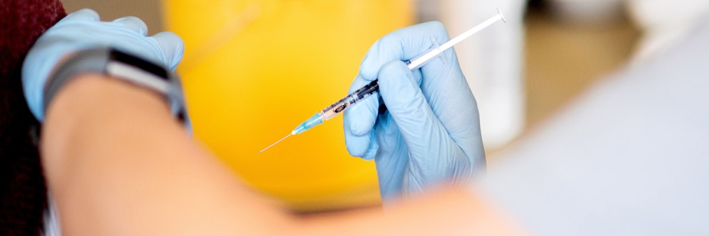 Eine Spritze mit einem Impfstoff gegen das Coronavirus wird gesetzt. (Symbolfoto)