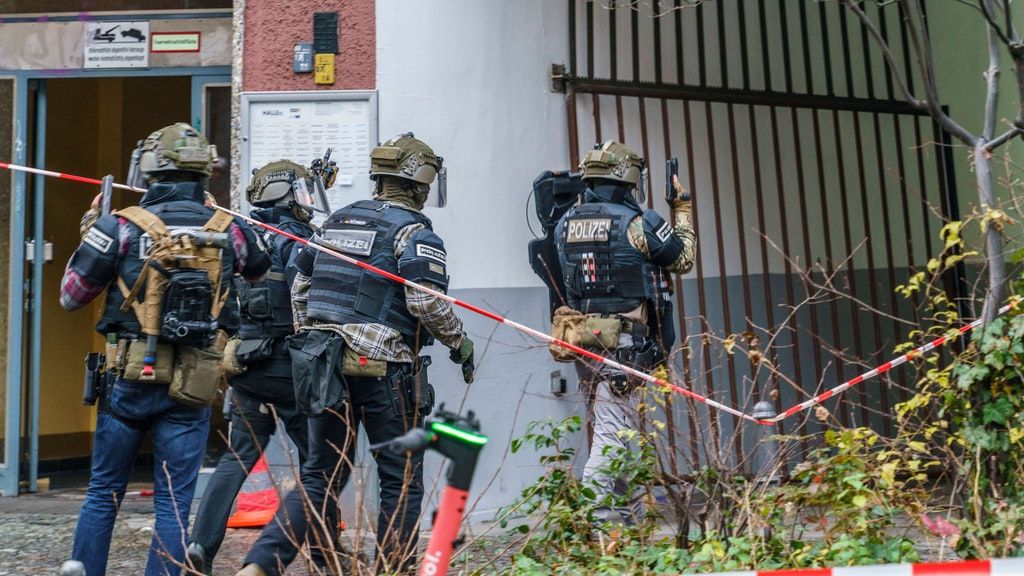 SEK Einsatz In Neukölln: Berliner (52) Attackiert Rettungskräfte Mit Messer