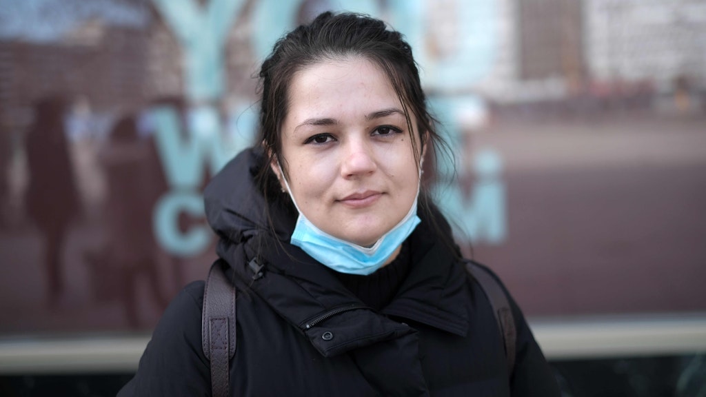 Geduld ist gefragt. Dorina Turcan steht eine Dreiviertelstunde nach ihrem Termin noch in der Schlange vor C&A.