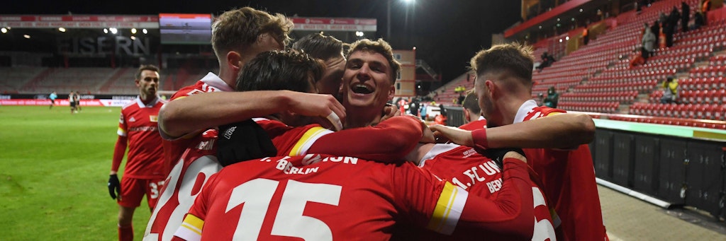 So fühlen sich Heimsiege an: Die Eisernen beim Torjubel nach dem 1:0 gegen Leverkusen.