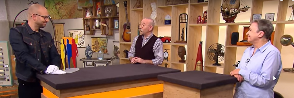 Im Studio bei Bares für Rares: Kunstexperte Sven Deutschmanek, Moderator Horst Lichter, Kandidatin Gabi.